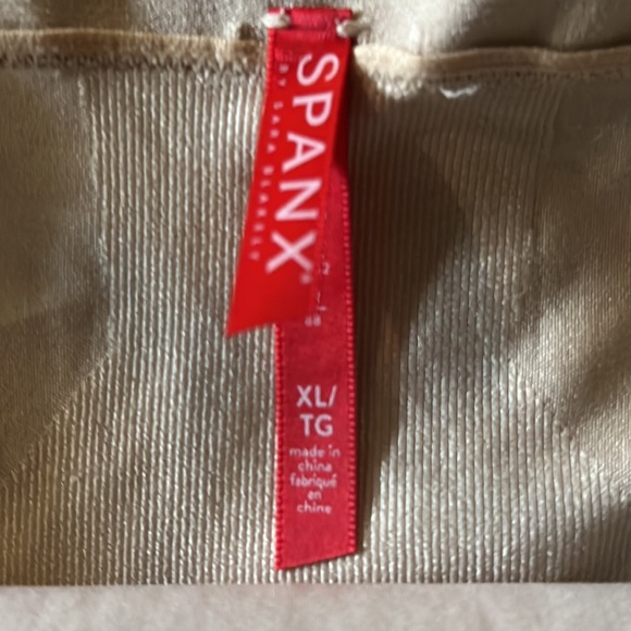 SPANX Women's OnCore Mid-Thigh Short - Picture 4 of 5